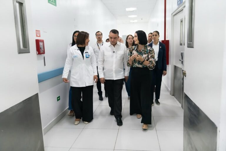 Primera dama y director del SNS realizan visita al INCART