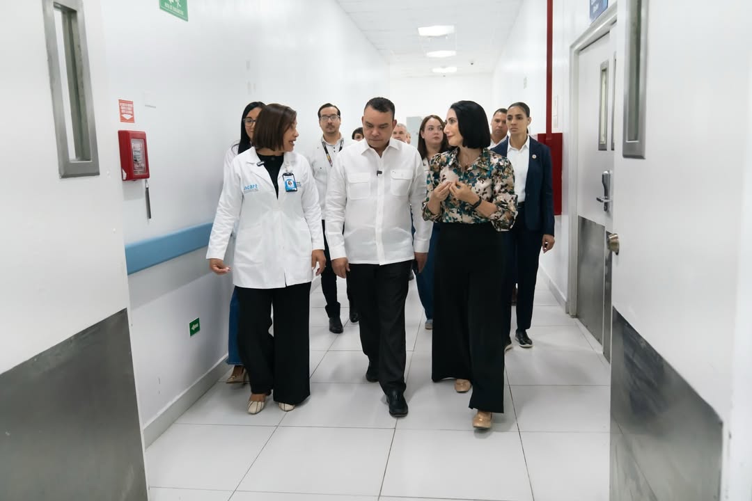 Primera dama y director del SNS realizan visita al INCART