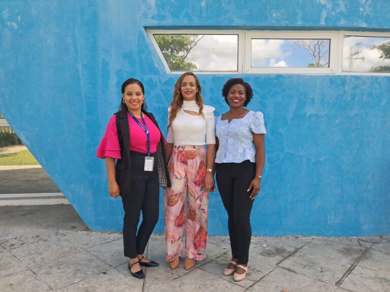 *NOTA DE PRENSA* *Terapia Ocupacional de RESIDE lleva charla sobre depresión al Centro Clínico La Nueva Barquita* Santo Domingo Norte - El departamento de Terapia Ocupacional del centro de salud mental RESIDE continúa desarrollando un ciclo de charlas educativas titulado “La Depresión”, dirigido a usuarios y colaboradores de los centros de primer nivel de Santo Domingo Norte, con el objetivo de promover la prevención, orientación y detección temprana de esta condición de salud mental.  En esta ocasión, la jornada fue realizada en el Centro Clínico y Diagnóstico de Atención Primaria La Nueva Barquita, donde las psicólogas Pamela de la Cruz y Lorenny Peguero estuvieron a cargo de la actividad. Durante la charla, las especialistas abordaron temas relacionados con cómo identificar posibles señales del inicio de la depresión, sus diferentes causas y la importancia de buscar ayuda profesional a tiempo.  Como parte de la dinámica, las profesionales realizaron una meditación guiada orientada al manejo del estrés y el fortalecimiento del bienestar emocional de los participantes, generando un espacio de reflexión y concienciación sobre la salud mental.  Asimismo, las psicólogas motivaron a las personas presentes a acercarse a RESIDE para recibir orientación y atención especializada en caso de presentar síntomas relacionados con depresión u otras condiciones emocionales, destacando la importancia de romper el estigma y priorizar el cuidado de la salud mental.