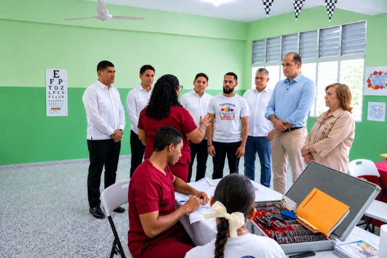 Estudiantes de La Vega reciben atenciones de salud durante jornada del INABIE