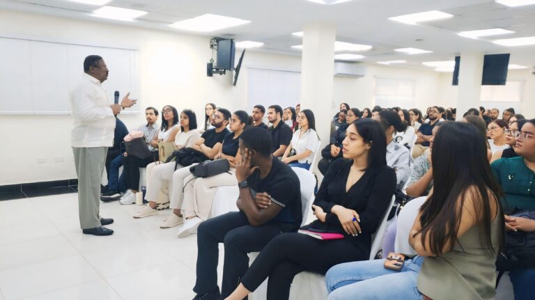 SRSO realiza inducción a decenas de nuevos médicos pasantes