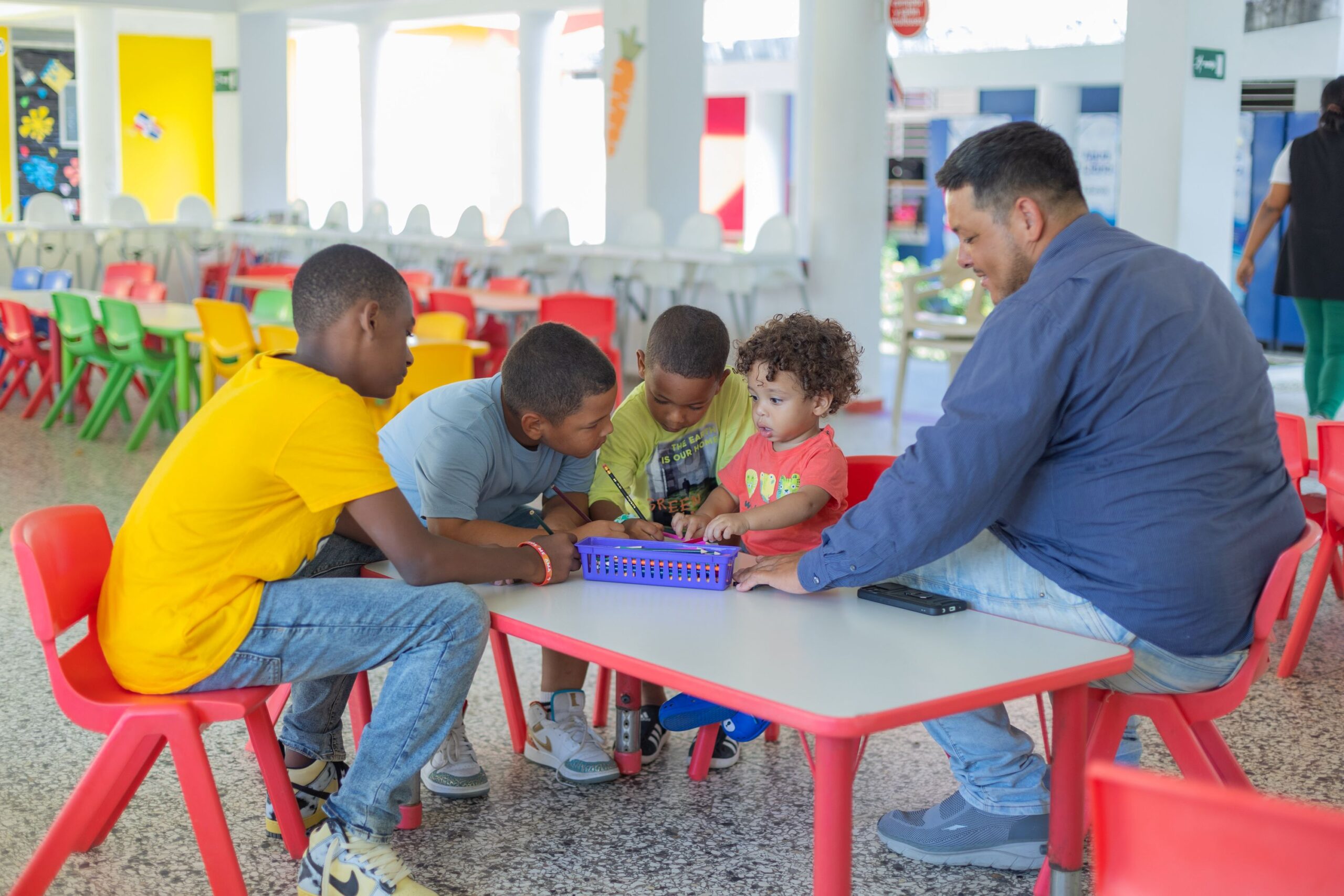 Ser padre es construir recuerdos, brindar apoyo y enseñar con el ejemplo. En este Mes de la Crianza, reconocemos el valioso papel de los padres que acompañan con amor el desarrollo de sus hijos-