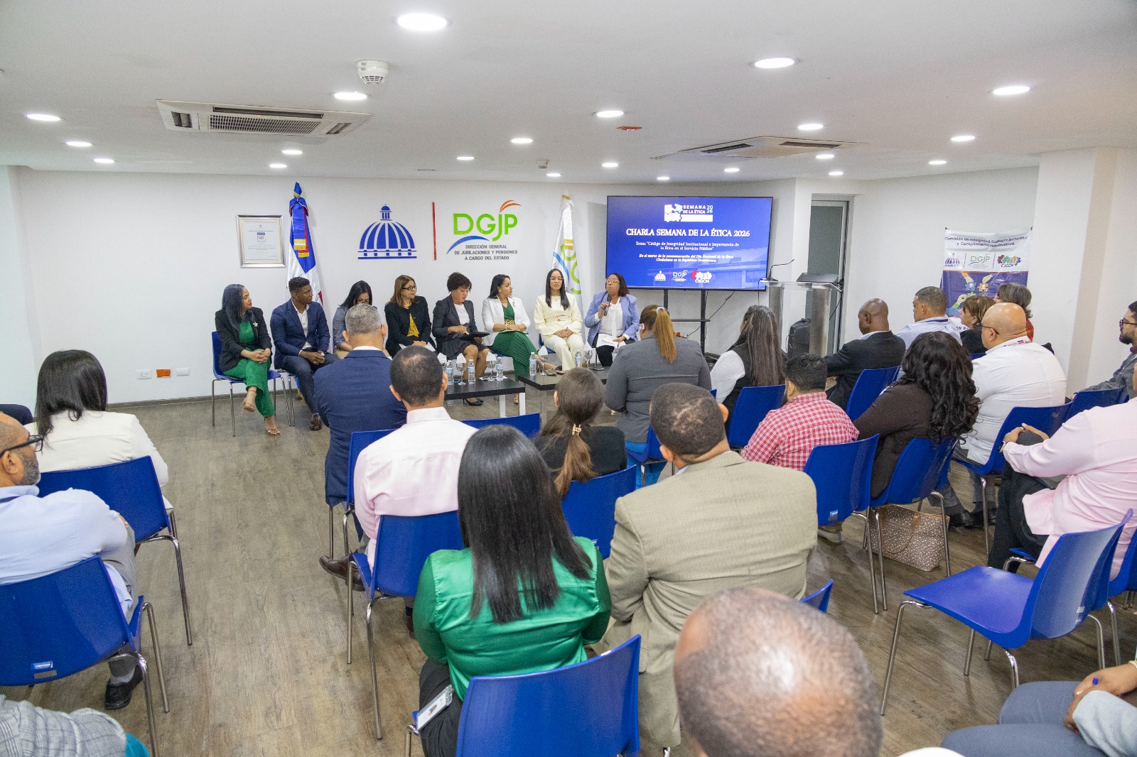 *Dirección de Pensiones ofrece conversatorio durante Semana de la Ética*  *Santo Domingo, R.D., miércoles 29 de abril, 2026*.-La Dirección General de Jubilaciones y Pensiones a Cargo del Estado (DGJP), a través de la  Comisión de Integridad  Gubernamental y Cumplimiento Normativo (CIGCN), ofreció a sus colaboradores el conversatorio “Código de Integridad Institucional e Importancia de la Ética en el Servicio Público”, con el propósito de destacar el impacto de la ética en la gestión pública, así como promover el conocimiento de los principios éticos y el marco normativo vigente.  Al ofrecer las palabras centrales, el subdirector de la DGJP, licenciado Félix Joel Almonte, en representación del director general, licenciado Juan Rosa, resaltó la relevancia de este espacio, concebido como un escenario de reflexión y fortalecimiento de valores, que promueve la adopción y vivencia de la ética en el quehacer cotidiano de todos los servidores públicos.  “Hoy que se conmemora el  Día Nacional de la Ética Ciudadana, renovamos el compromiso con la integridad, y nos corresponde, entregarnos a la tarea de construir una cultura donde el honor y la ética sean unos de los pilares principales  en el ejercicio de nuestras funciones” destacó.  En ese mismo sentido, la coordinadora general  de la CIGCN, Carmen Mañón, resaltó  la  importancia de reconocer la ética como la base que sostiene el accionar de cada decisión que tomamos, de cada ciudadano que servimos y de como comunicamos y administramos los fondos públicos.  Acompañaron durante el conversatorio a Carmen Mañón los panelistas, María Fadón, directora de Servicios y Trámites de Pensiones, las encargadas departamentales y de divisiones, Santa Ortiz, de Recursos Humanos; Bianca Puello, de Tecnología; Ana Daisy Guerrero, de  Comunicaciones y Heidi Vilchez, encargada de la Oficina de Libre Acceso a Información Pública.  Asimismo, el encargado de Presupuesto, Daneiro Pérez y en representación del encargado Jurídico, Elvin Villanueva, Ligia Hernández.  Estuvieron presentes por la Comisión de Integridad, los miembros María Teresa Peña, Carmen Gómez, Daniel Santana, Marino Rodríguez y Juana Méndez.   Reconocimientos. En la actividad fueron reconocidos colaboradores que demostraron acciones concretas, conductas éticas ejemplares en el ejercicio de sus funciones, entre los que se destacan, María Fernanda Bonilla, Dorian Pou, Pascual Adón Heredia, Silvano Reyes, Noris Tavárez, Anyelina Lorenzo, Willy de León, Welkin Peguero, Naila Silfa, Elcida Herrera, Alberto Pérez Guillen. Además, Milagros Castillo de la Oficina Regional del Este  y Andy De León Hernández, del antiguo Instituto Dominicano de Seguros Sociales (IDSS).  El  conversatorio fue realizado en el salón de eventos del 4to piso de la Sede Central.