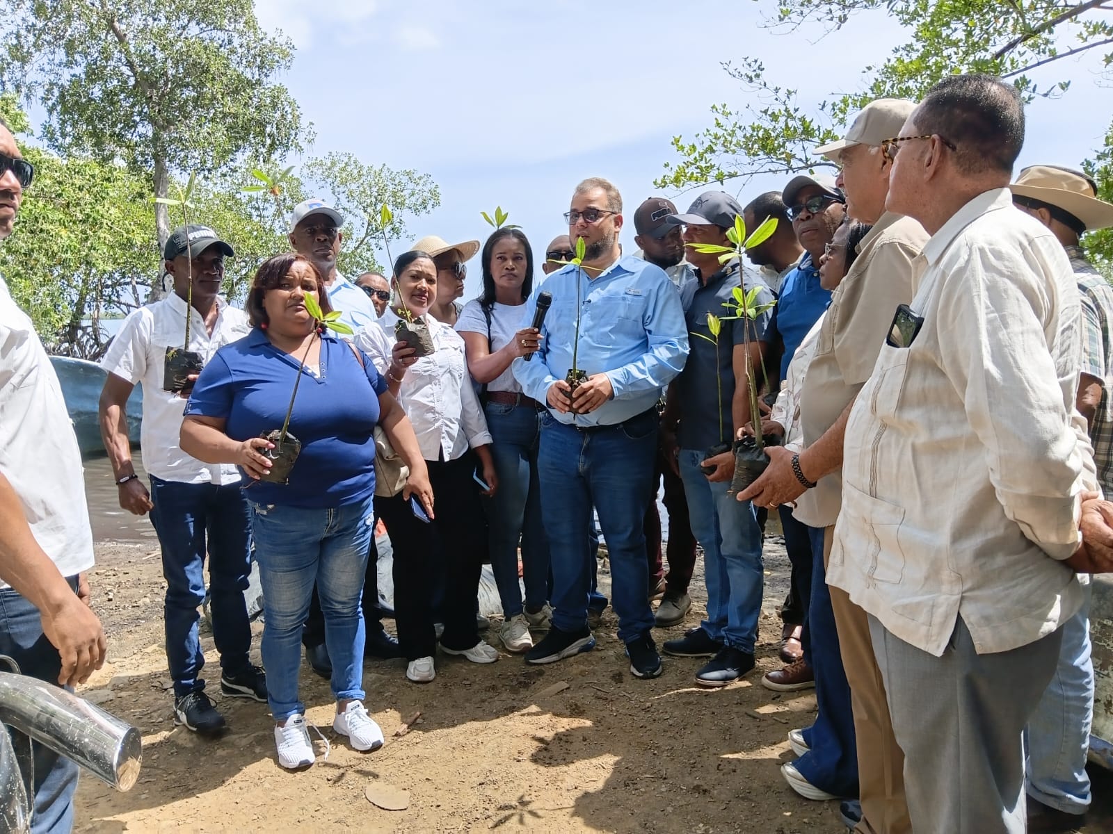 Hecmilio Galván celebra el Día mundial del Medio Ambiente con jornada de reforestación en Bahía de la Gina