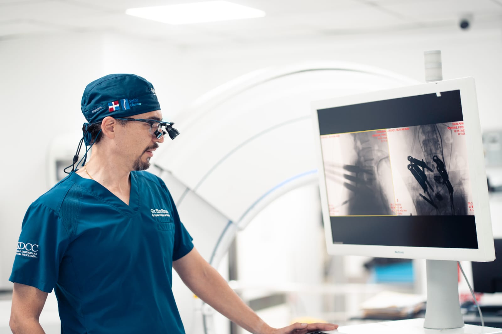 Se realiza en RD primera cirugía columna con avanzada plataforma tridimensional