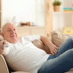 Hacer pequeñas pausas de estar sentado puede reducir el riesgo de cáncer