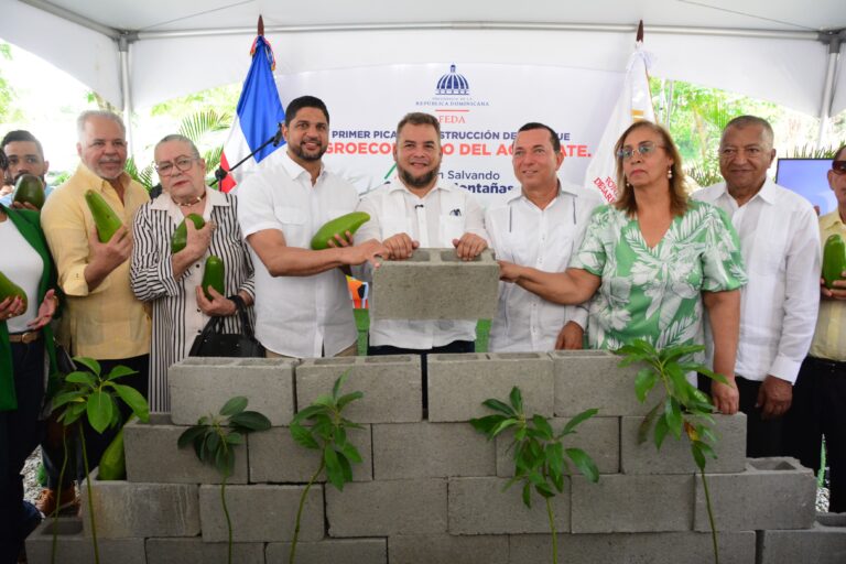 Inician construcción del Parque Agroecológico del Aguacate en Cambita Garabitos