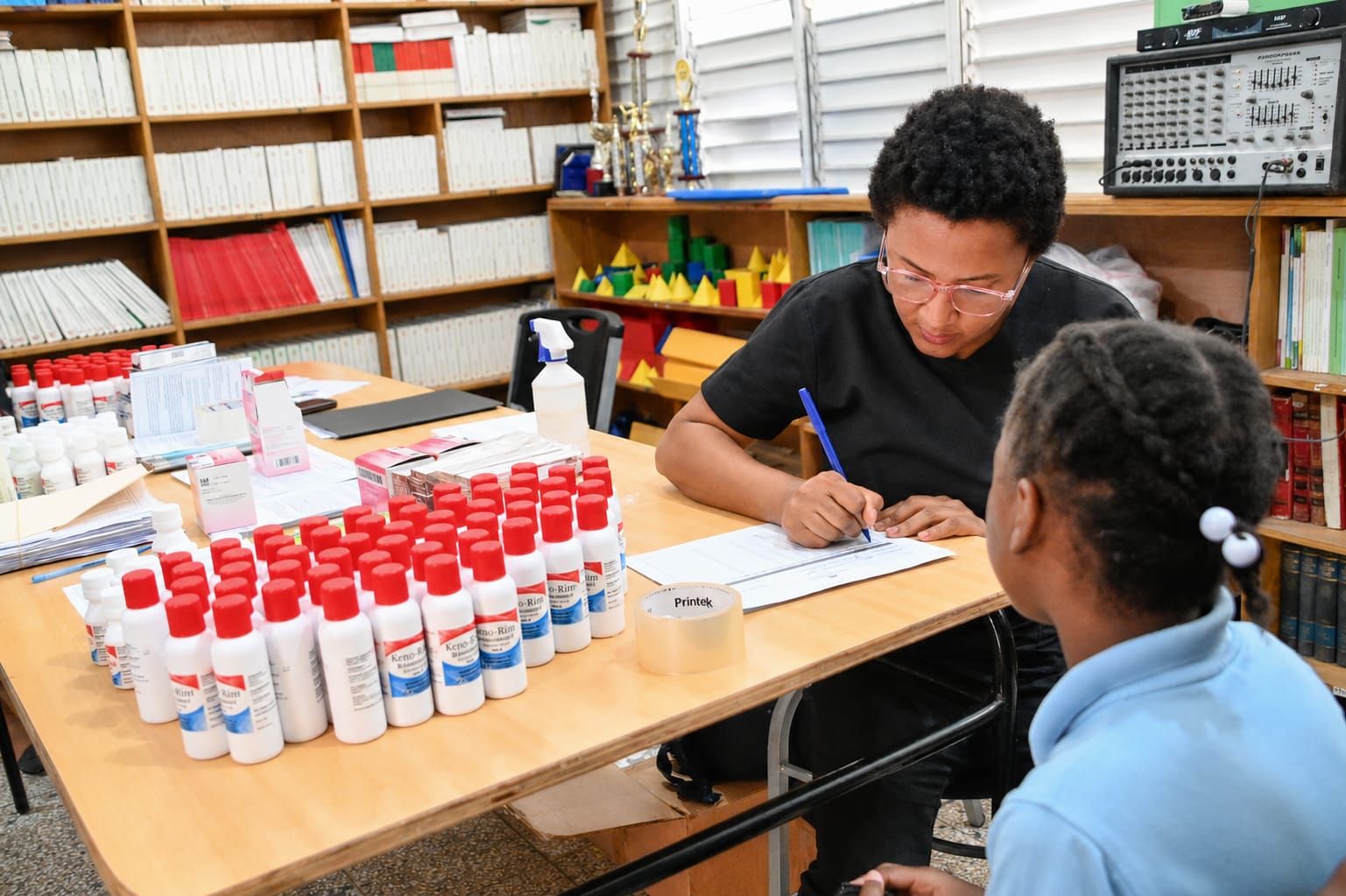 Piojos o pediculosis entre afecciones más atendidas por el INABIE durante año escolar 2025-2026
