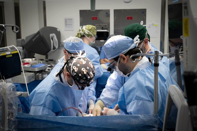 Cleveland Clinic realiza su primer trasplante de pulmón asistido por robot en EE. UU.