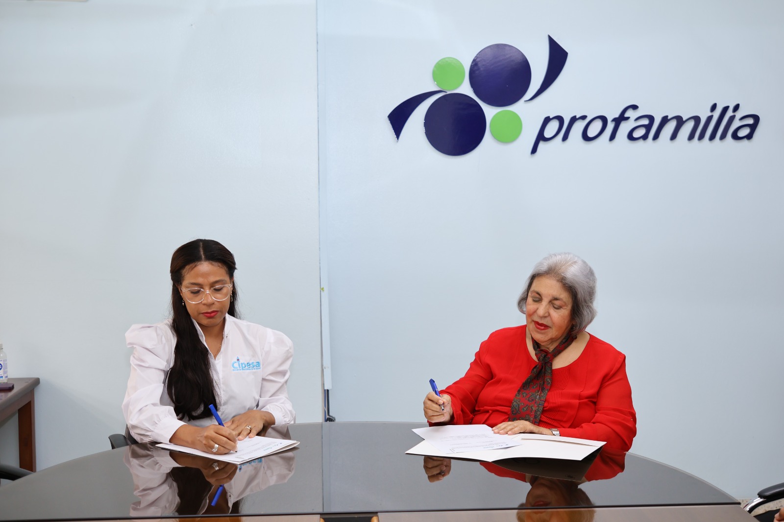Profamilia y CIPESA firman acuerdo para realizar la quinta edición del Premio Periodístico Nacional en Salud Raphy Durán