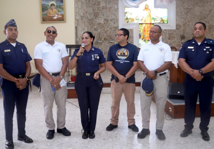 Policía Comunitaria realiza campamento de verano en los Guandules
