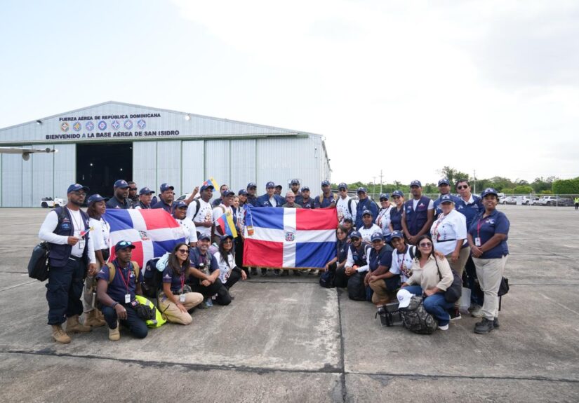 Ministro de Salud retorna al país junto a equipo médico que culminó misión en Venezuela