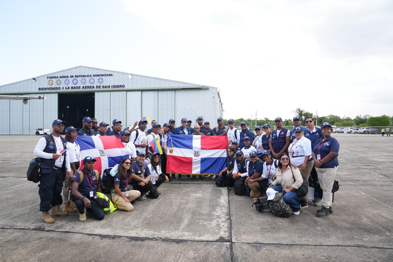 Ministro de Salud retorna al país junto a equipo médico que culminó misión en Venezuela