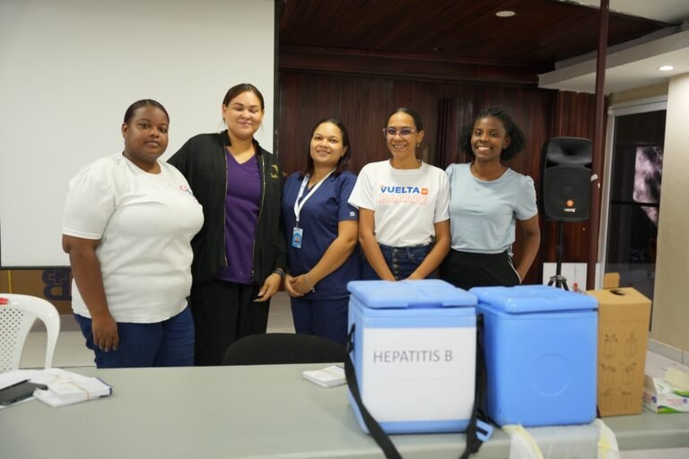 Hospital Moscoso Puello conmemora el Día Mundial contra la Hepatitis con jornada de vacunación para colaboradores