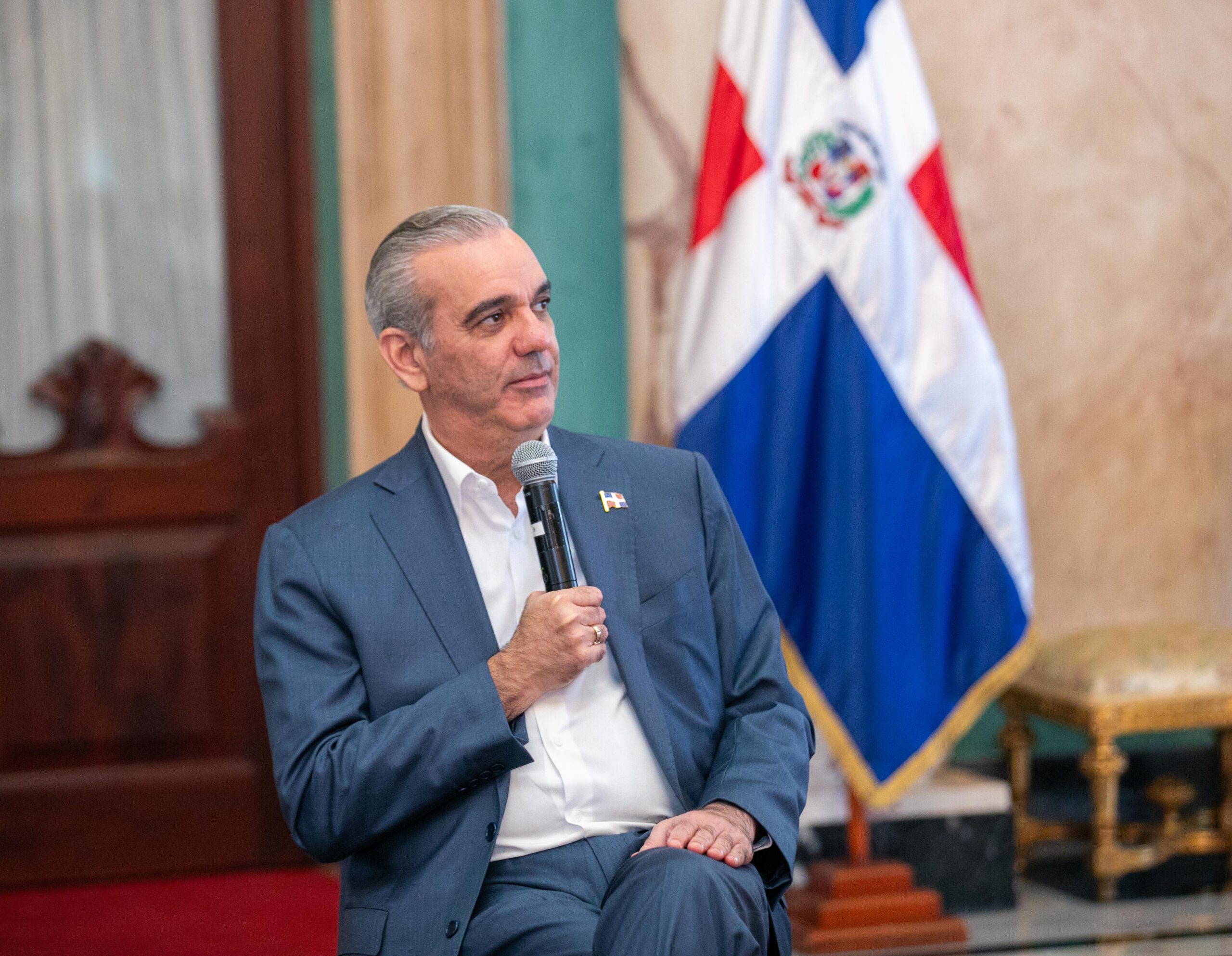 Presidente Abinader recibe en el Palacio Nacional al Salcedo Fútbol Club tras conquistar el campeonato nacional de la Liga Dominicana de Fútbol