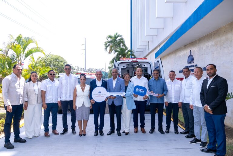 Gobierno continúa con el fortalecimiento del sistema de salud en Sánchez Ramírez con entrega de dos ambulancias