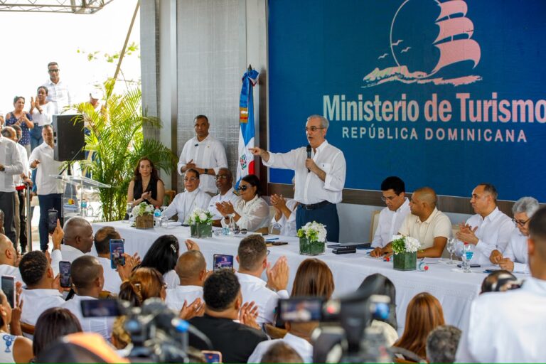 De espacio olvidado a joya del litoral: Presidente Abinader entrega la nueva playa El Faro en San Pedro de Macorís