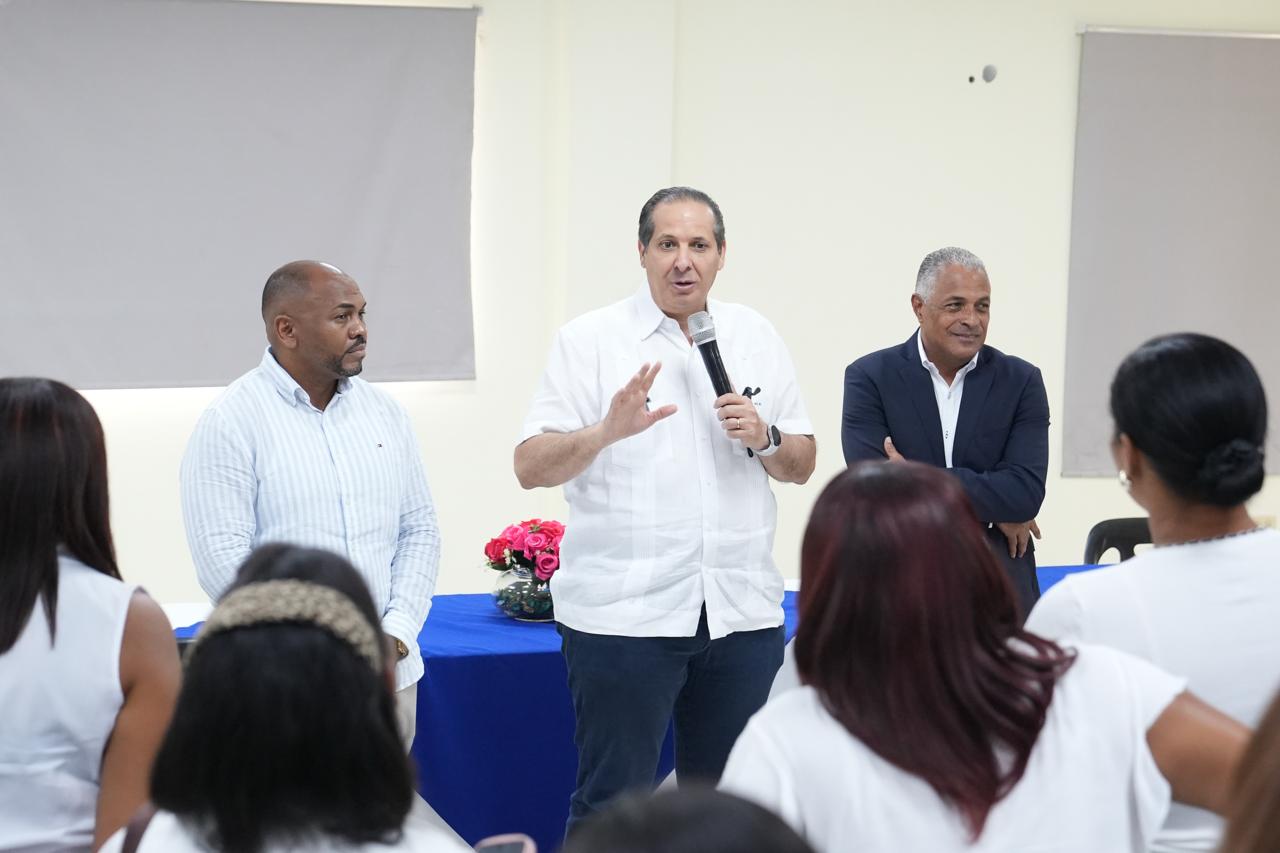 Ministro Víctor Atallah destaca reducción de 82% de los casos de malaria en Azua durante recorrido por DPS