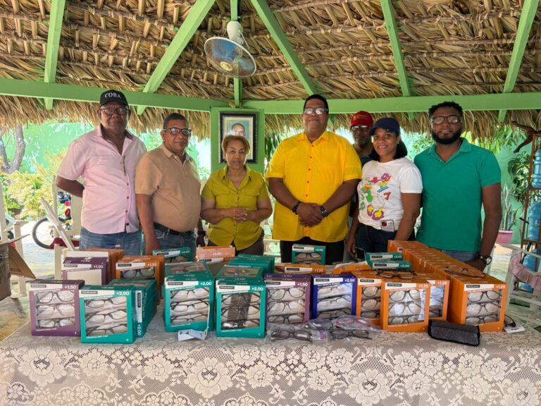 Hospital Buen Samaritano y Proyecto Acción Ciudadana y Comunitaria entregan más de 1,600 lentes en comunidades de la provincia Bahoruco