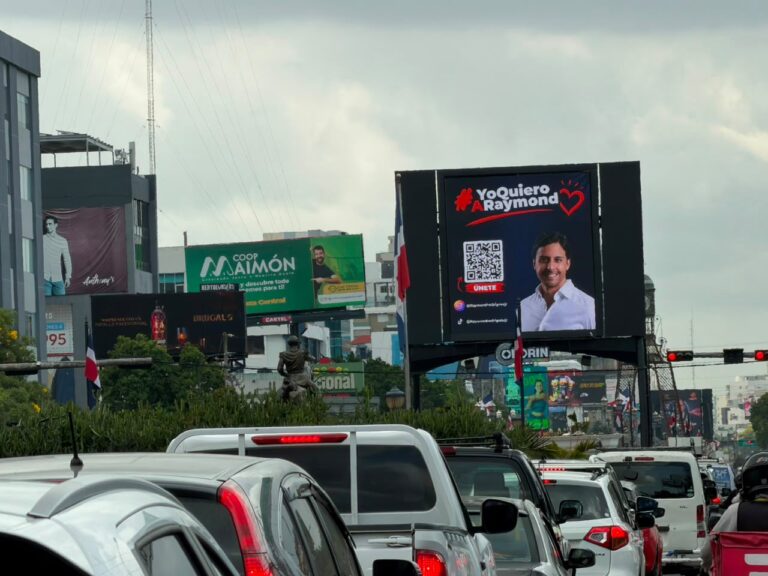 ¿TÚ TAMBIÉN LA VISTE? Las vallas de Raymond Rodríguez generan conversación en Santo Domingo