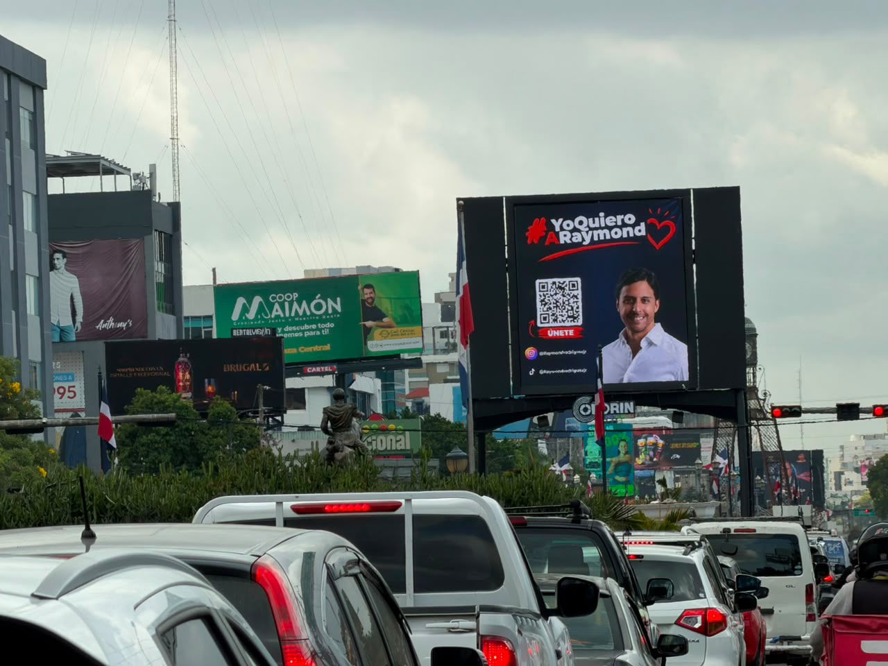 ¿TÚ TAMBIÉN LA VISTE? Las vallas de Raymond Rodríguez generan conversación en Santo Domingo