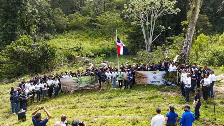 Reforestación para la vida: Ministerio de Defensa impulsa recuperación ambiental en Manabao