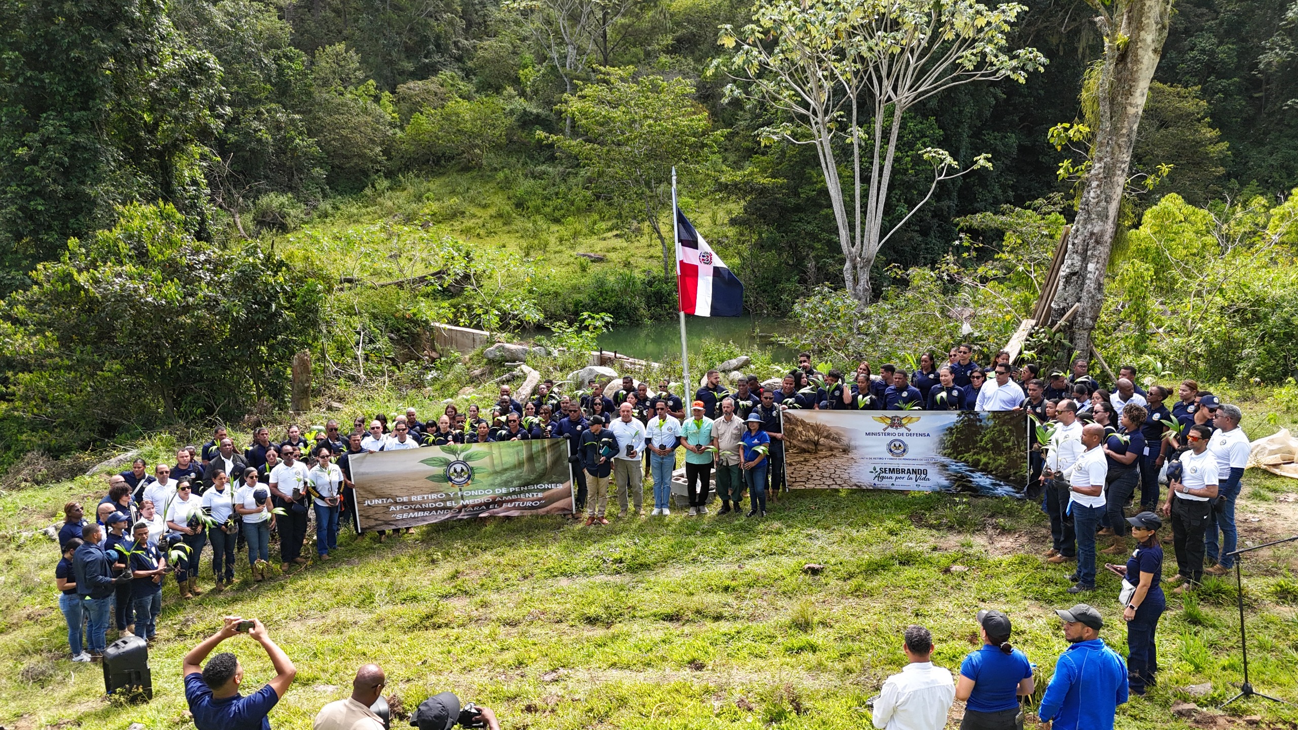 Reforestación para la vida: Ministerio de Defensa impulsa recuperación ambiental en Manabao