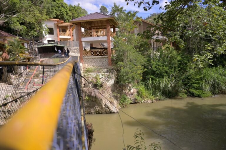 Medio Ambiente interviene complejo de edificaciones ilegales en Jarabacoa; cinco estructuras serán entregadas en decomiso
