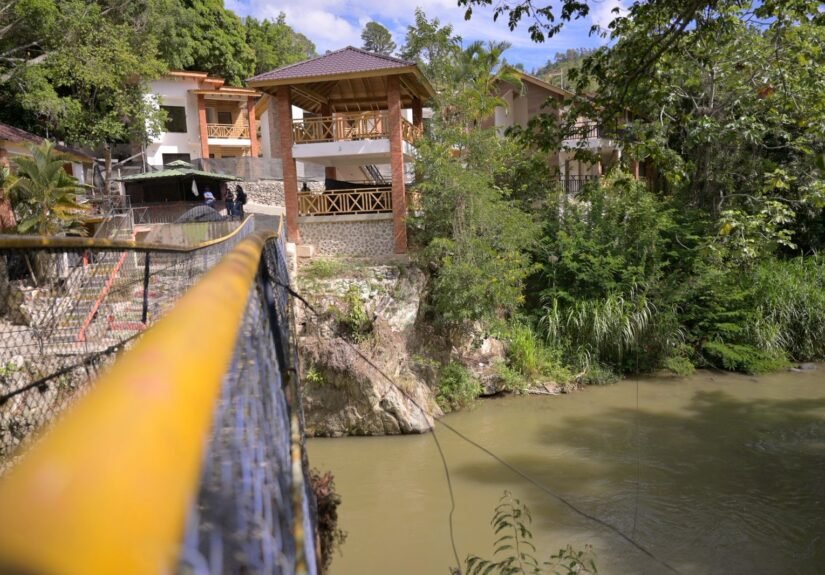 Medio Ambiente interviene complejo de edificaciones ilegales en Jarabacoa; cinco estructuras serán entregadas en decomiso