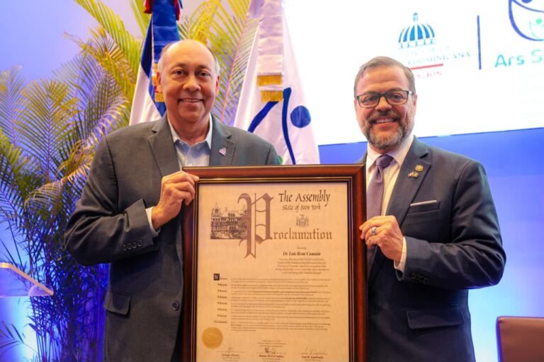 Director de ARS SEMMA, Luis René Canaán Rojas es reconocido por el senador de Nueva York Luis R. Sepúlveda