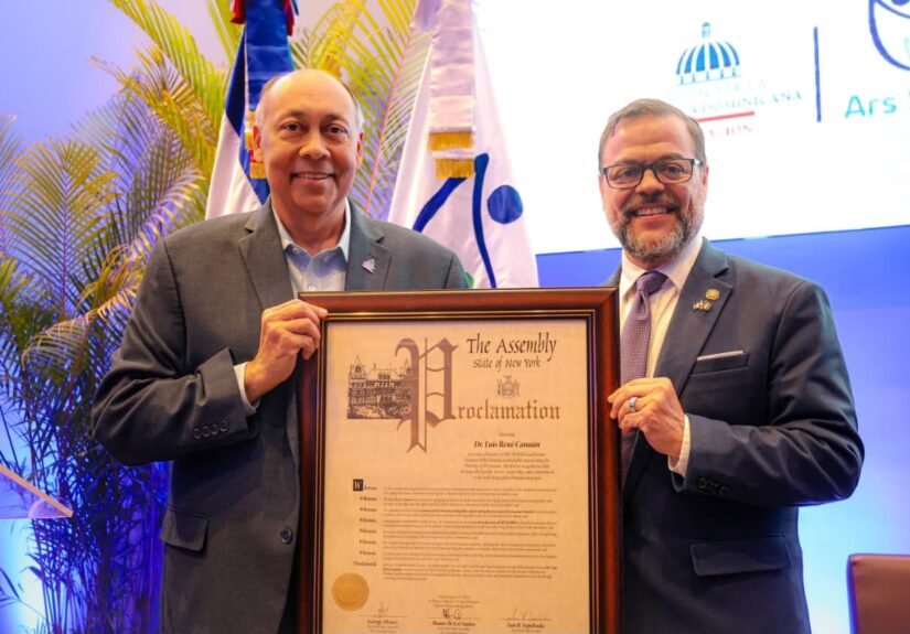 Director de ARS SEMMA, Luis René Canaán Rojas es reconocido por el senador de Nueva York Luis R. Sepúlveda