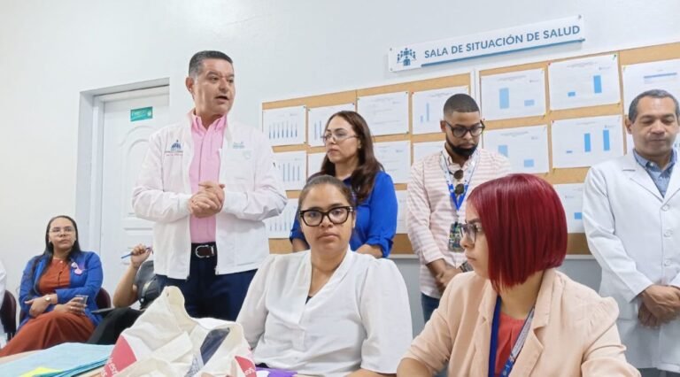 *Salud Pública mantiene desplegados cinco equipos especializados para fortalecer atención materna y neonatal en hospitales*  _Los equipos trabajan directamente en los centros priorizados para identificar oportunidades de mejora, acompañar soluciones y fortalecer la calidad y seguridad de los servicios._  Santo Domingo, R.D.– El Ministerio de Salud Pública mantiene desplegados cinco equipos técnicos especializados en hospitales priorizados de la red pública, como parte de la intervención iniciada para fortalecer la calidad de los servicios maternos y neonatales y avanzar en soluciones concretas a las brechas identificadas en los establecimientos.  El despliegue, que se desarrolla conforme al cronograma establecido, integra especialistas de diferentes áreas que trabajan directamente en los hospitales, junto a sus equipos médicos, administrativos y técnicos, evaluando procesos y promoviendo medidas de mejora en tiempo real.  La intervención comenzó con una etapa de coordinación y socialización del 26 al 28 de agosto, seguida por las visitas técnicas iniciadas el 31 de agosto. El cronograma contempla completar el levantamiento el 14 de septiembre, presentar el informe consolidado y los planes correctivos el día 21 y posteriormente verificar los avances a los 30, 60 y 90 días.  El objetivo del Ministerio es que el proceso vaya más allá del diagnóstico y que cada brecha identificada se traduzca en una acción, un responsable, un plazo y posteriormente en la verificación de su cumplimiento. La metodología establece además respuestas inmediatas cuando durante las visitas se identifica alguna situación que pueda representar un riesgo para los pacientes.  *Cinco equipos trabajan directamente en los hospitales* El primer equipo trabaja en Vigilancia Epidemiológica, Infecciones Asociadas a la Atención de Salud y Estadísticas, con énfasis en garantizar reportes estadísticos oportunos y de calidad, fortalecer la detección y notificación de eventos y mejorar las medidas de prevención y control de infecciones asociadas a la atención.  El segundo equipo está especializado en Agua y Saneamiento y verifica las condiciones sanitarias de los establecimientos, incluyendo la disponibilidad de agua segura, los procesos de limpieza y desinfección y el manejo adecuado de los residuos hospitalarios.  El tercer equipo se concentra en la Atención Clínica Materna y Neonatal, revisando directamente los procesos vinculados al cuidado de las madres y los recién nacidos, el cumplimiento de protocolos, la disponibilidad de medicamentos e insumos y otros componentes esenciales para garantizar una atención segura y oportuna.  El cuarto equipo trabaja en Calidad de la Atención y Seguridad del Paciente, evaluando los procesos asistenciales y los mecanismos utilizados para prevenir eventos adversos, identificar sus causas e implementar oportunidades de mejora dentro de los servicios.  El quinto equipo está especializado en Habilitación, verificando el cumplimiento de las condiciones y requerimientos establecidos para garantizar que los servicios de salud funcionen de manera adecuada y segura.  El trabajo conjunto de estas cinco áreas permite realizar una evaluación integral de cada hospital, abarcando desde la atención que reciben las madres y los recién nacidos hasta los procesos epidemiológicos, sanitarios, de calidad, seguridad y habilitación que inciden directamente en la prestación de los servicios.  El Ministerio ha establecido además una metodología de seguimiento que contempla la elaboración de informes, planes correctivos y posteriores verificaciones para determinar cuáles brechas fueron solucionadas y cuáles requieren intervenciones adicionales.  “Estamos en los hospitales no solamente para identificar lo que debemos mejorar, sino para trabajar junto a los equipos en las soluciones. Cada hallazgo tiene que convertirse en una acción concreta que contribuya a una atención más segura para nuestras madres y nuestros niños”, destacó el ministro Víctor Atallah.  Con este despliegue, el Ministerio de Salud Pública fortalece su rol de rectoría y acompañamiento técnico al sistema sanitario, impulsando una dinámica de evaluación, corrección y seguimiento orientada a lograr mejoras concretas y sostenibles en la atención materna y neonatal
