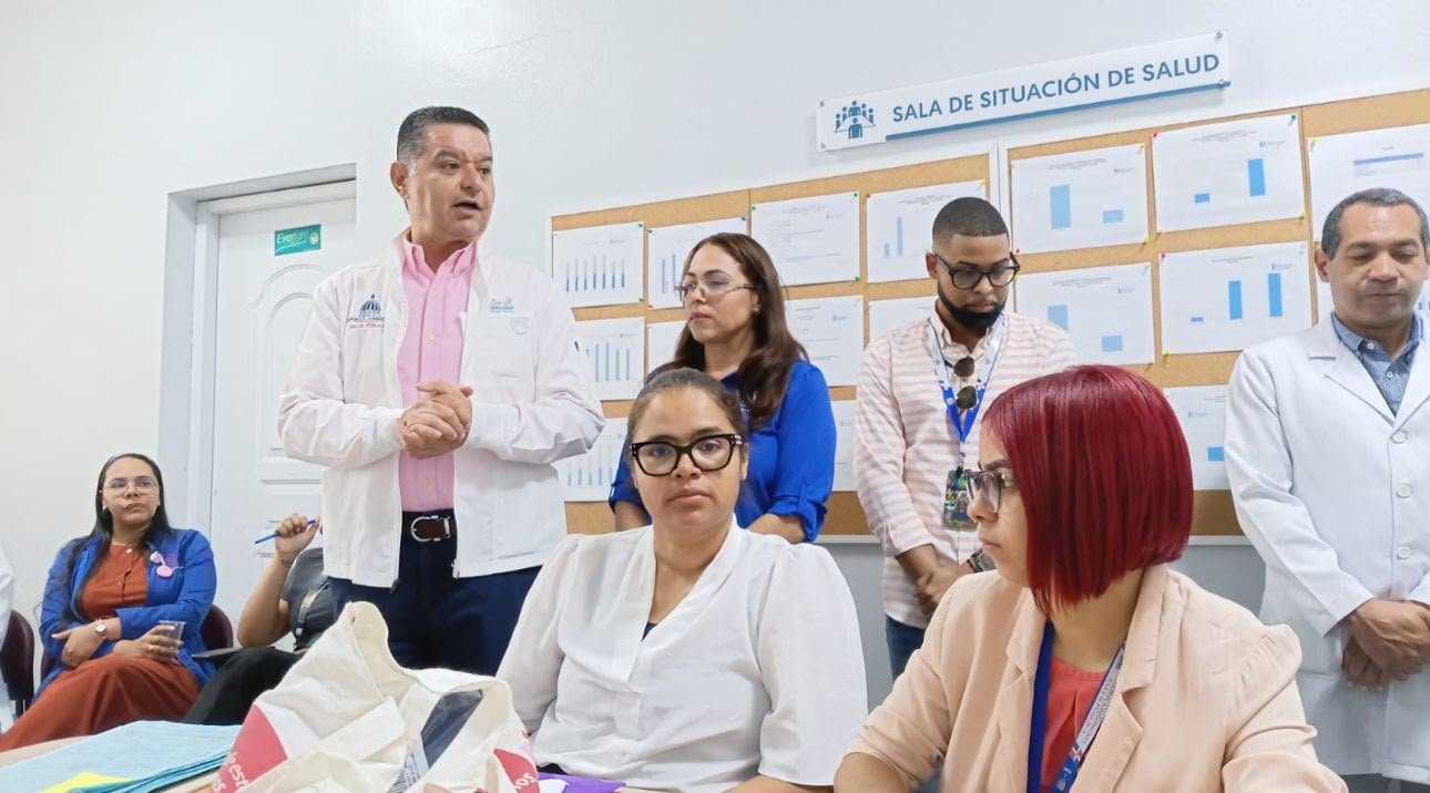*Salud Pública mantiene desplegados cinco equipos especializados para fortalecer atención materna y neonatal en hospitales*  _Los equipos trabajan directamente en los centros priorizados para identificar oportunidades de mejora, acompañar soluciones y fortalecer la calidad y seguridad de los servicios._  Santo Domingo, R.D.– El Ministerio de Salud Pública mantiene desplegados cinco equipos técnicos especializados en hospitales priorizados de la red pública, como parte de la intervención iniciada para fortalecer la calidad de los servicios maternos y neonatales y avanzar en soluciones concretas a las brechas identificadas en los establecimientos.  El despliegue, que se desarrolla conforme al cronograma establecido, integra especialistas de diferentes áreas que trabajan directamente en los hospitales, junto a sus equipos médicos, administrativos y técnicos, evaluando procesos y promoviendo medidas de mejora en tiempo real.  La intervención comenzó con una etapa de coordinación y socialización del 26 al 28 de agosto, seguida por las visitas técnicas iniciadas el 31 de agosto. El cronograma contempla completar el levantamiento el 14 de septiembre, presentar el informe consolidado y los planes correctivos el día 21 y posteriormente verificar los avances a los 30, 60 y 90 días.  El objetivo del Ministerio es que el proceso vaya más allá del diagnóstico y que cada brecha identificada se traduzca en una acción, un responsable, un plazo y posteriormente en la verificación de su cumplimiento. La metodología establece además respuestas inmediatas cuando durante las visitas se identifica alguna situación que pueda representar un riesgo para los pacientes.  *Cinco equipos trabajan directamente en los hospitales* El primer equipo trabaja en Vigilancia Epidemiológica, Infecciones Asociadas a la Atención de Salud y Estadísticas, con énfasis en garantizar reportes estadísticos oportunos y de calidad, fortalecer la detección y notificación de eventos y mejorar las medidas de prevención y control de infecciones asociadas a la atención.  El segundo equipo está especializado en Agua y Saneamiento y verifica las condiciones sanitarias de los establecimientos, incluyendo la disponibilidad de agua segura, los procesos de limpieza y desinfección y el manejo adecuado de los residuos hospitalarios.  El tercer equipo se concentra en la Atención Clínica Materna y Neonatal, revisando directamente los procesos vinculados al cuidado de las madres y los recién nacidos, el cumplimiento de protocolos, la disponibilidad de medicamentos e insumos y otros componentes esenciales para garantizar una atención segura y oportuna.  El cuarto equipo trabaja en Calidad de la Atención y Seguridad del Paciente, evaluando los procesos asistenciales y los mecanismos utilizados para prevenir eventos adversos, identificar sus causas e implementar oportunidades de mejora dentro de los servicios.  El quinto equipo está especializado en Habilitación, verificando el cumplimiento de las condiciones y requerimientos establecidos para garantizar que los servicios de salud funcionen de manera adecuada y segura.  El trabajo conjunto de estas cinco áreas permite realizar una evaluación integral de cada hospital, abarcando desde la atención que reciben las madres y los recién nacidos hasta los procesos epidemiológicos, sanitarios, de calidad, seguridad y habilitación que inciden directamente en la prestación de los servicios.  El Ministerio ha establecido además una metodología de seguimiento que contempla la elaboración de informes, planes correctivos y posteriores verificaciones para determinar cuáles brechas fueron solucionadas y cuáles requieren intervenciones adicionales.  “Estamos en los hospitales no solamente para identificar lo que debemos mejorar, sino para trabajar junto a los equipos en las soluciones. Cada hallazgo tiene que convertirse en una acción concreta que contribuya a una atención más segura para nuestras madres y nuestros niños”, destacó el ministro Víctor Atallah.  Con este despliegue, el Ministerio de Salud Pública fortalece su rol de rectoría y acompañamiento técnico al sistema sanitario, impulsando una dinámica de evaluación, corrección y seguimiento orientada a lograr mejoras concretas y sostenibles en la atención materna y neonatal