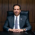 *Víctor Atallah lleva ante la ONU avances y prioridades de República Dominicana en salud*  _El ministro, quien preside la Asamblea Mundial de la Salud, acompaña al presidente Luis Abinader, que encabeza la delegación dominicana, y participará en encuentros y foros de alto nivel vinculados a la agenda sanitaria._  *Nueva York.*– El ministro de Salud y presidente de la Asamblea Mundial de la Salud, Víctor Atallah, acompaña al presidente Luis Abinader en la delegación de República Dominicana que participa en la 81.ª Asamblea General de las Naciones Unidas, donde representará al país en encuentros y foros de alto nivel relacionados con salud.  Atallah, quien asumió este año la presidencia de la Asamblea Mundial de la Salud, principal órgano de decisión de la Organización Mundial de la Salud (OMS), llevará ante distintos espacios internacionales los avances y prioridades de República Dominicana en materia de salud pública, con énfasis en prevención de enfermedades, fortalecimiento de los sistemas sanitarios, preparación ante emergencias y cooperación internacional.  El ministro intervendrá en la Reunión de Alto Nivel sobre Prevención, Preparación y Respuesta a Pandemias, donde presentará la declaración de país de República Dominicana y expondrá la visión nacional sobre las acciones necesarias para fortalecer la capacidad de respuesta frente a futuras emergencias sanitarias.  Asimismo, participará en encuentros internacionales sobre VIH, cáncer de cuello uterino, accidente cerebrovascular (ACV), que se realizará con el ministro de Salud de egipto y resiliencia demográfica, además de otros espacios de intercambio con autoridades sanitarias y representantes de diferentes países.  Atallah sostendrá reuniones bilaterales con autoridades de Arabia Saudita e Indonesia para intercambiar experiencias e identificar oportunidades de cooperación que contribuyan al fortalecimiento de las capacidades del sistema de salud dominicano.  Como parte de la delegación encabezada por el presidente Abinader, el ministro acompañará al mandatario en los encuentros y actividades de su agenda vinculados al sector salud, reforzando la representación de República Dominicana en las discusiones internacionales sobre los principales desafíos sanitarios.  La presencia dominicana en estos espacios permitirá compartir los avances alcanzados por el país, ampliar alianzas de cooperación y fortalecer las capacidades nacionales de prevención, preparación y respuesta en salud pública.  *Dirección de Comunicaciones de MISPAS 22 de septiembre de 2026**