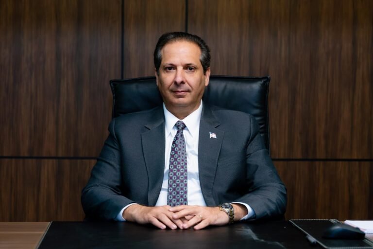 *Víctor Atallah lleva ante la ONU avances y prioridades de República Dominicana en salud*  _El ministro, quien preside la Asamblea Mundial de la Salud, acompaña al presidente Luis Abinader, que encabeza la delegación dominicana, y participará en encuentros y foros de alto nivel vinculados a la agenda sanitaria._  *Nueva York.*– El ministro de Salud y presidente de la Asamblea Mundial de la Salud, Víctor Atallah, acompaña al presidente Luis Abinader en la delegación de República Dominicana que participa en la 81.ª Asamblea General de las Naciones Unidas, donde representará al país en encuentros y foros de alto nivel relacionados con salud.  Atallah, quien asumió este año la presidencia de la Asamblea Mundial de la Salud, principal órgano de decisión de la Organización Mundial de la Salud (OMS), llevará ante distintos espacios internacionales los avances y prioridades de República Dominicana en materia de salud pública, con énfasis en prevención de enfermedades, fortalecimiento de los sistemas sanitarios, preparación ante emergencias y cooperación internacional.  El ministro intervendrá en la Reunión de Alto Nivel sobre Prevención, Preparación y Respuesta a Pandemias, donde presentará la declaración de país de República Dominicana y expondrá la visión nacional sobre las acciones necesarias para fortalecer la capacidad de respuesta frente a futuras emergencias sanitarias.  Asimismo, participará en encuentros internacionales sobre VIH, cáncer de cuello uterino, accidente cerebrovascular (ACV), que se realizará con el ministro de Salud de egipto y resiliencia demográfica, además de otros espacios de intercambio con autoridades sanitarias y representantes de diferentes países.  Atallah sostendrá reuniones bilaterales con autoridades de Arabia Saudita e Indonesia para intercambiar experiencias e identificar oportunidades de cooperación que contribuyan al fortalecimiento de las capacidades del sistema de salud dominicano.  Como parte de la delegación encabezada por el presidente Abinader, el ministro acompañará al mandatario en los encuentros y actividades de su agenda vinculados al sector salud, reforzando la representación de República Dominicana en las discusiones internacionales sobre los principales desafíos sanitarios.  La presencia dominicana en estos espacios permitirá compartir los avances alcanzados por el país, ampliar alianzas de cooperación y fortalecer las capacidades nacionales de prevención, preparación y respuesta en salud pública.  *Dirección de Comunicaciones de MISPAS 22 de septiembre de 2026**