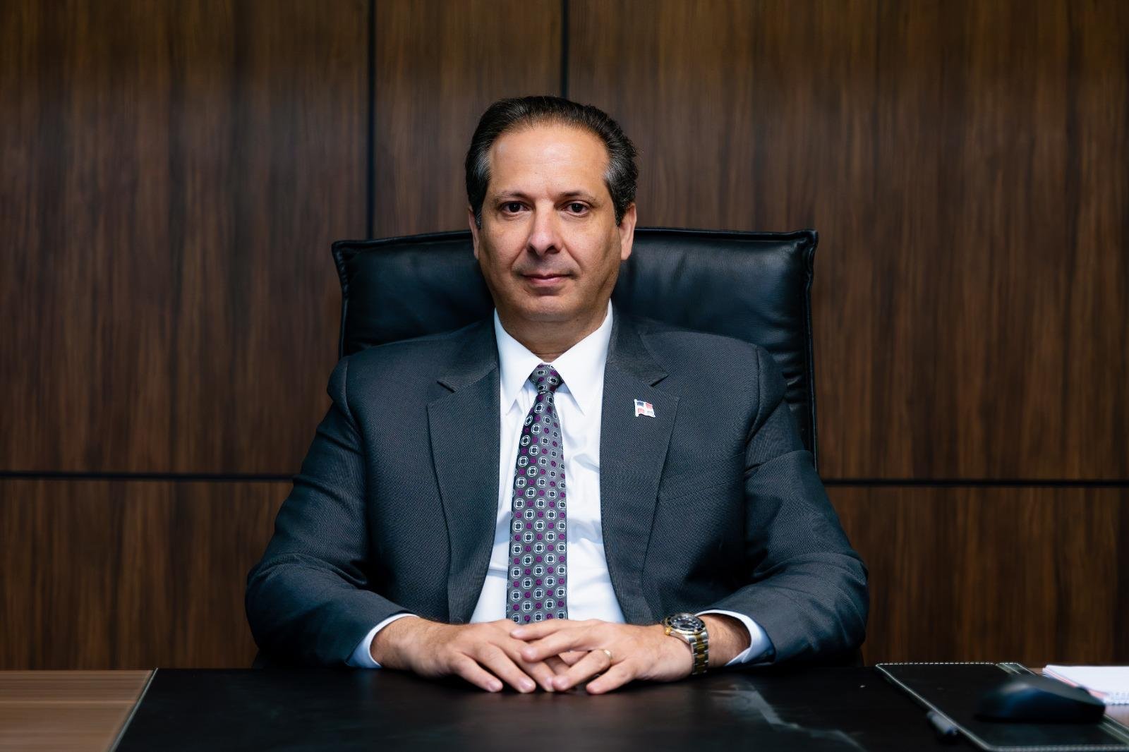 *Víctor Atallah lleva ante la ONU avances y prioridades de República Dominicana en salud*  _El ministro, quien preside la Asamblea Mundial de la Salud, acompaña al presidente Luis Abinader, que encabeza la delegación dominicana, y participará en encuentros y foros de alto nivel vinculados a la agenda sanitaria._  *Nueva York.*– El ministro de Salud y presidente de la Asamblea Mundial de la Salud, Víctor Atallah, acompaña al presidente Luis Abinader en la delegación de República Dominicana que participa en la 81.ª Asamblea General de las Naciones Unidas, donde representará al país en encuentros y foros de alto nivel relacionados con salud.  Atallah, quien asumió este año la presidencia de la Asamblea Mundial de la Salud, principal órgano de decisión de la Organización Mundial de la Salud (OMS), llevará ante distintos espacios internacionales los avances y prioridades de República Dominicana en materia de salud pública, con énfasis en prevención de enfermedades, fortalecimiento de los sistemas sanitarios, preparación ante emergencias y cooperación internacional.  El ministro intervendrá en la Reunión de Alto Nivel sobre Prevención, Preparación y Respuesta a Pandemias, donde presentará la declaración de país de República Dominicana y expondrá la visión nacional sobre las acciones necesarias para fortalecer la capacidad de respuesta frente a futuras emergencias sanitarias.  Asimismo, participará en encuentros internacionales sobre VIH, cáncer de cuello uterino, accidente cerebrovascular (ACV), que se realizará con el ministro de Salud de egipto y resiliencia demográfica, además de otros espacios de intercambio con autoridades sanitarias y representantes de diferentes países.  Atallah sostendrá reuniones bilaterales con autoridades de Arabia Saudita e Indonesia para intercambiar experiencias e identificar oportunidades de cooperación que contribuyan al fortalecimiento de las capacidades del sistema de salud dominicano.  Como parte de la delegación encabezada por el presidente Abinader, el ministro acompañará al mandatario en los encuentros y actividades de su agenda vinculados al sector salud, reforzando la representación de República Dominicana en las discusiones internacionales sobre los principales desafíos sanitarios.  La presencia dominicana en estos espacios permitirá compartir los avances alcanzados por el país, ampliar alianzas de cooperación y fortalecer las capacidades nacionales de prevención, preparación y respuesta en salud pública.  *Dirección de Comunicaciones de MISPAS 22 de septiembre de 2026**
