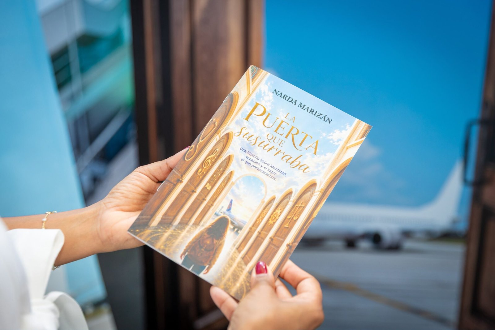 IDAC promueve vocaciones en Feria Internacional del Libro con puesta en circulación libro “La puerta que susurra”
