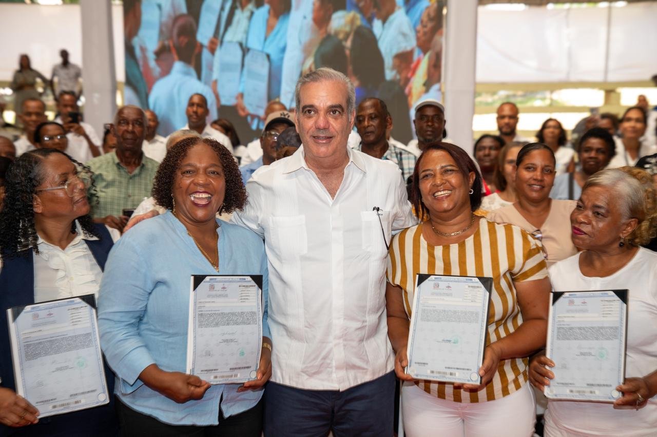 Presidente Abinader entrega 2,200 títulos en Villa Altagracia, en beneficio de 10,000 personas