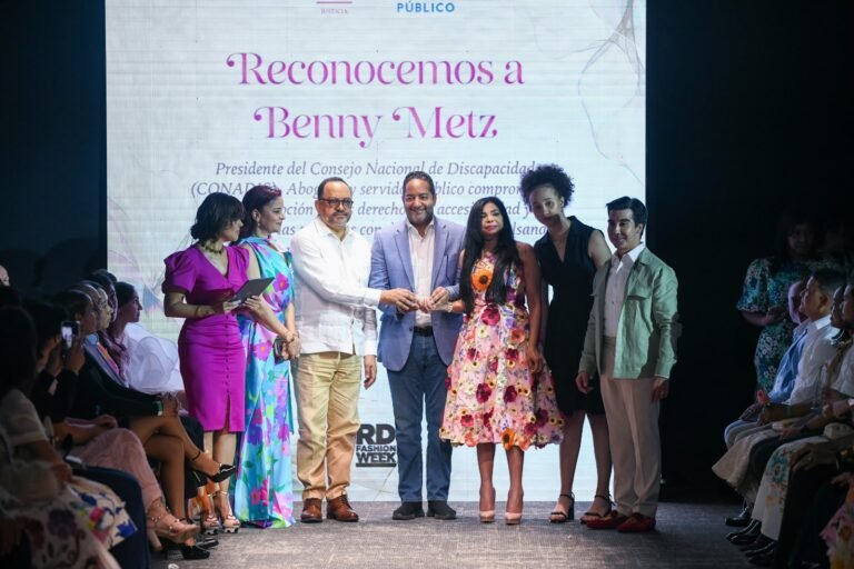 Benny Metz recibe reconocimiento de Procuradora General y Ministro de Justicia por su trabajo en favor de la personas con discapacidad
