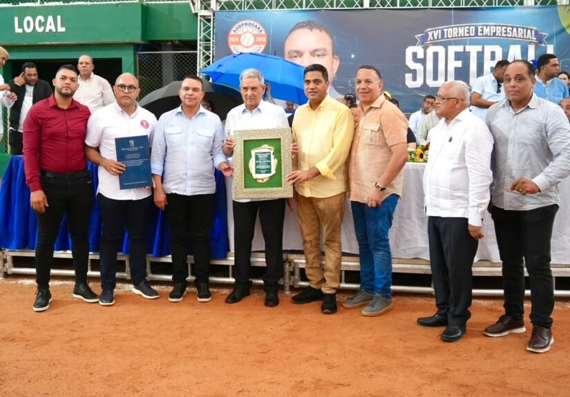 Director del SNS es reconocido por la Asociación de Sóftbol de Sánchez Ramírez