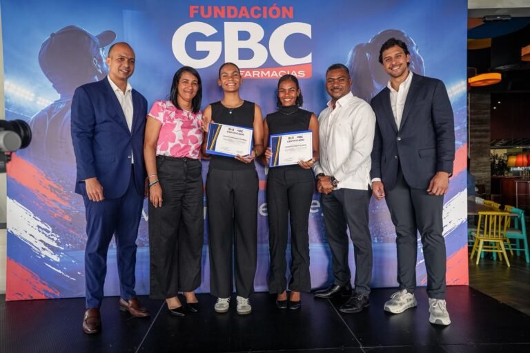 Raymond Rodríguez y Fundación GBC entregan becas deportivas universitarias a las atletas Crismeily y Crismil Paniagua