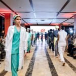 Grabo Estilo presenta las últimas tendencias en uniformes profesionales de Velilla durante desfile en Santo Domingo