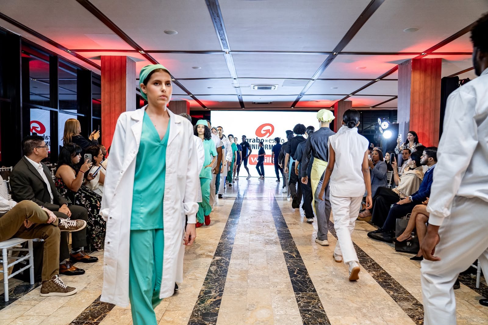 Grabo Estilo presenta las últimas tendencias en uniformes profesionales de Velilla durante desfile en Santo Domingo